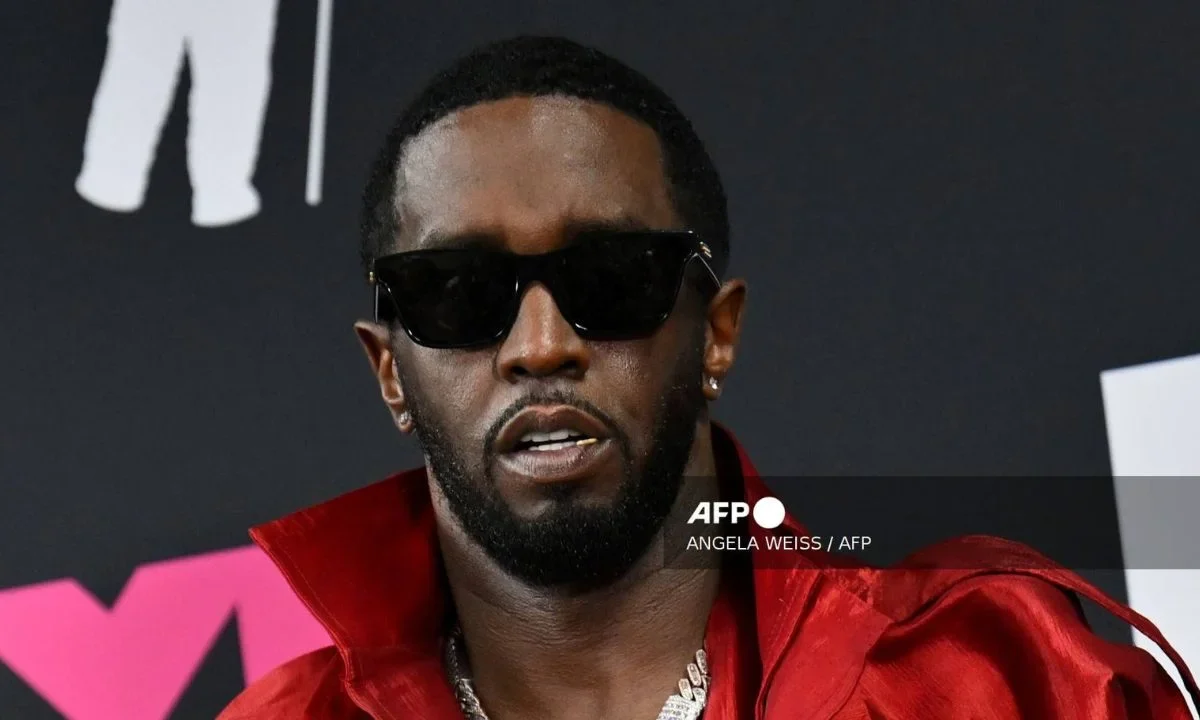 Mujer testifica que el rapero Sean "Diddy" Combs la colgó de un balcón desde el piso 17.