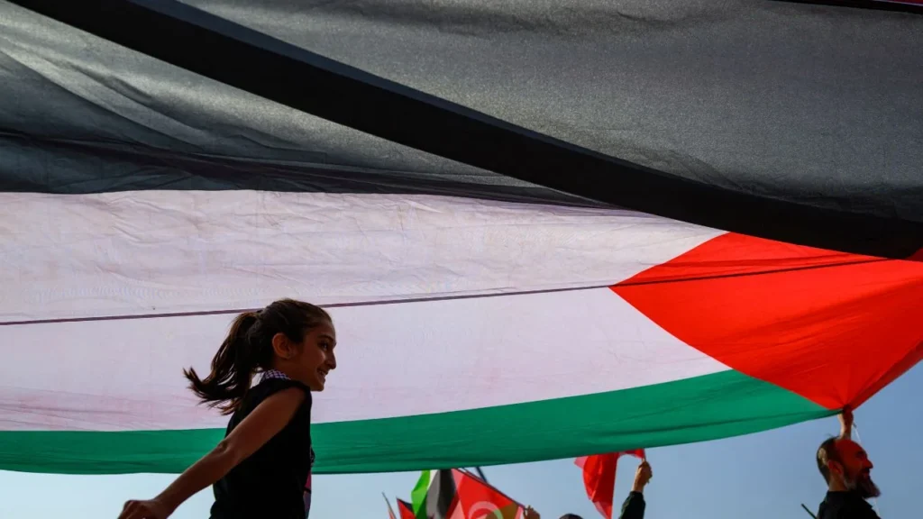 El primer ministro israelí, Benjamin Netanyahu, declaró el domingo que ordenó a los negociadores "avanzar" en las conversaciones sobre la liberación de los rehenes retenidos en Gaza, tras detectar una oportunidad.