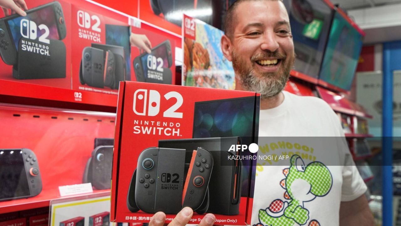 usuarios comprando su nueva consola Switch 2