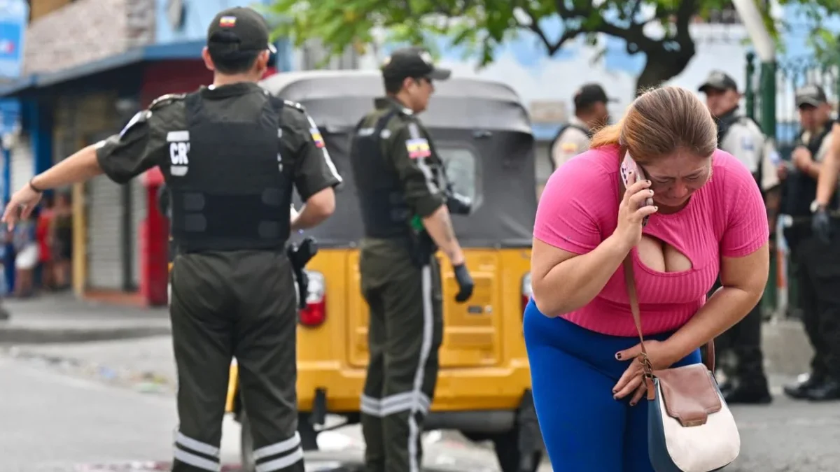 Ocho personas murieron este martes en Ecuador en dos ataques armados registrados en Guayaquil, una de las ciudades más violentas del país donde bandas criminales se disputan rutas para el tráfico de droga, informó la policía.