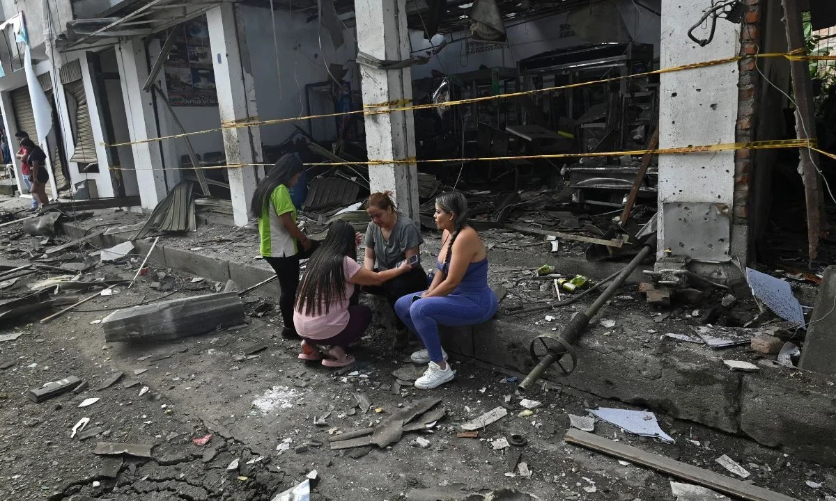 Imágenes de vehículos y edificios dañados reflejan el terror vivido en Cali, donde explosivos sembraron caos.