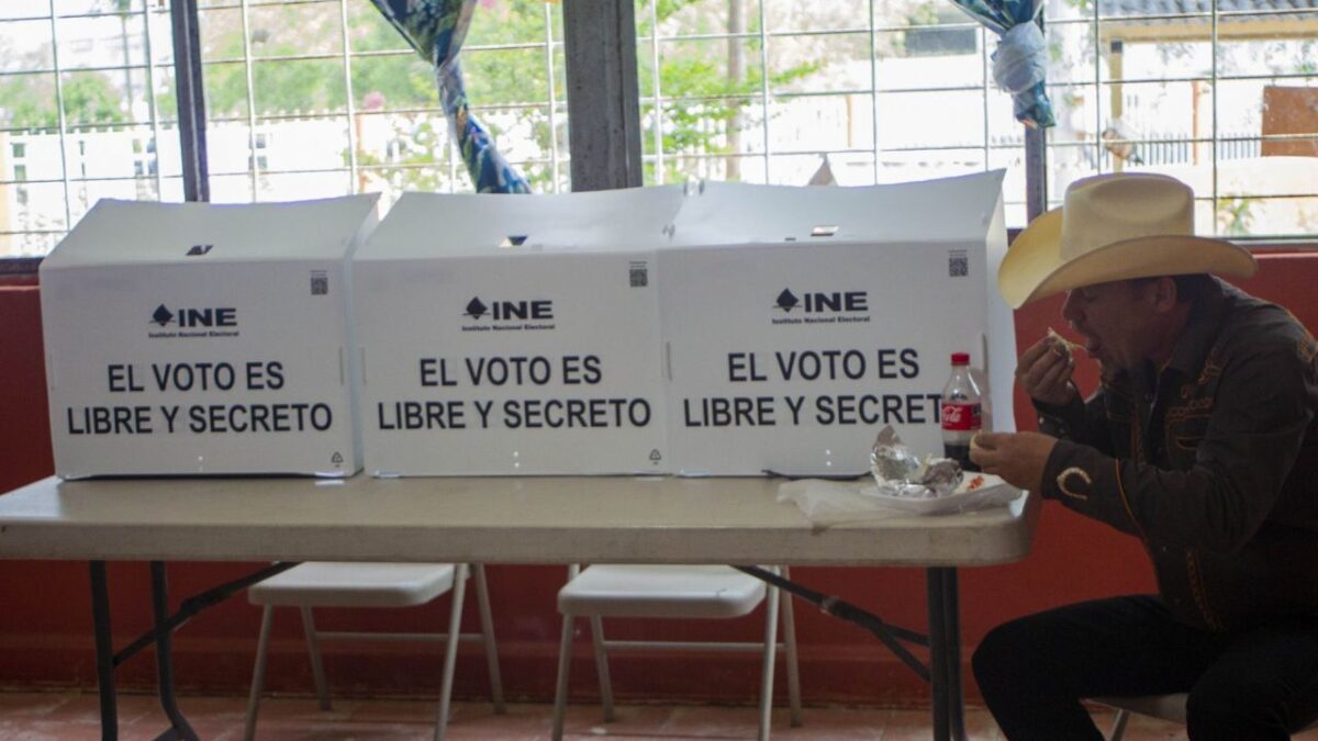El Instituto Electoral de Jalisco informó que de las cuatro mil 989 casillas que se instalaron en la entidad, el 99.89% operaron con normalidad.