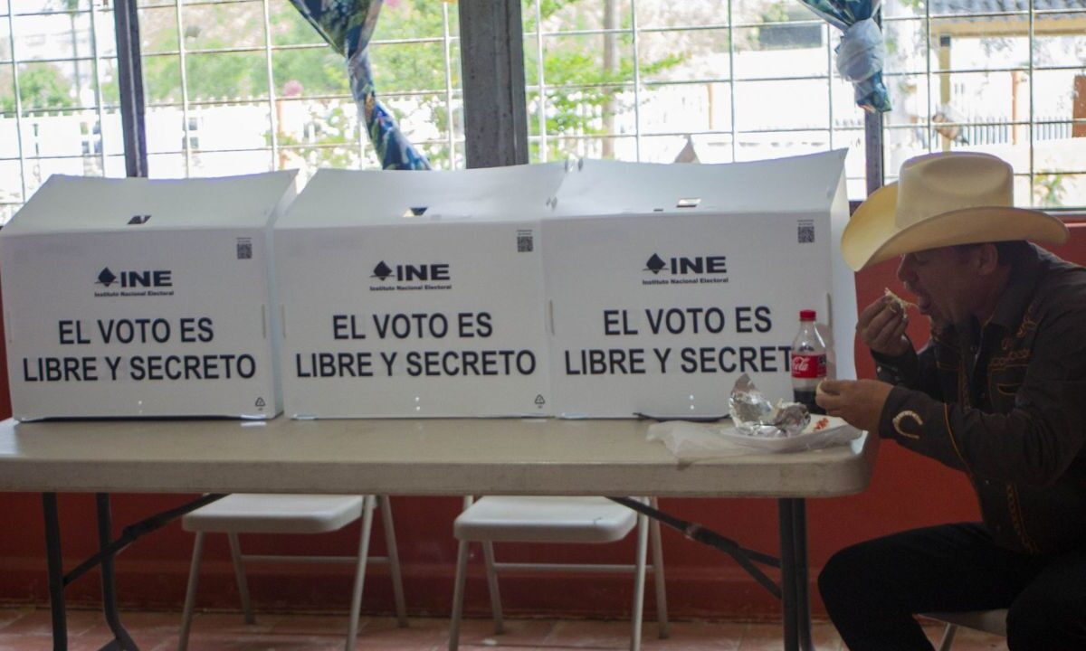 El Instituto Electoral de Jalisco informó que de las cuatro mil 989 casillas que se instalaron en la entidad, el 99.89% operaron con normalidad.