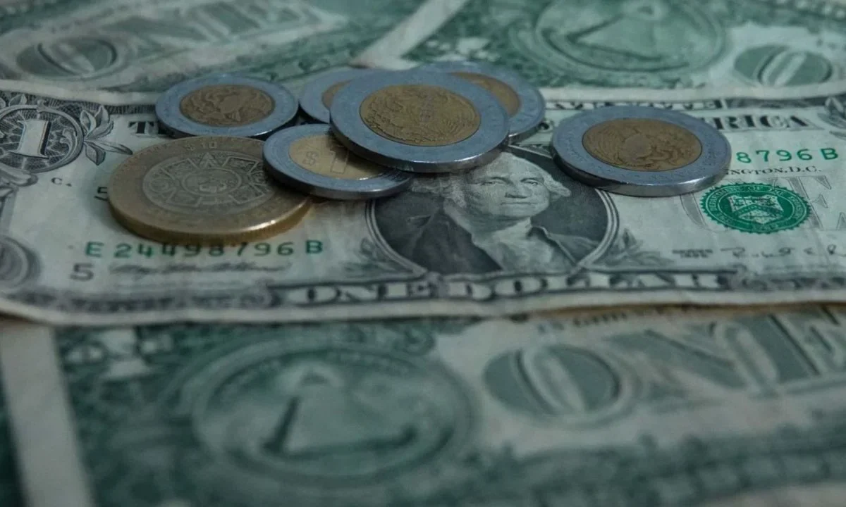 El peso cerró la sesión con una apreciación de 0.28% o 5.3 centavos, cotizando alrededor de 18.87 pesos por dólar.