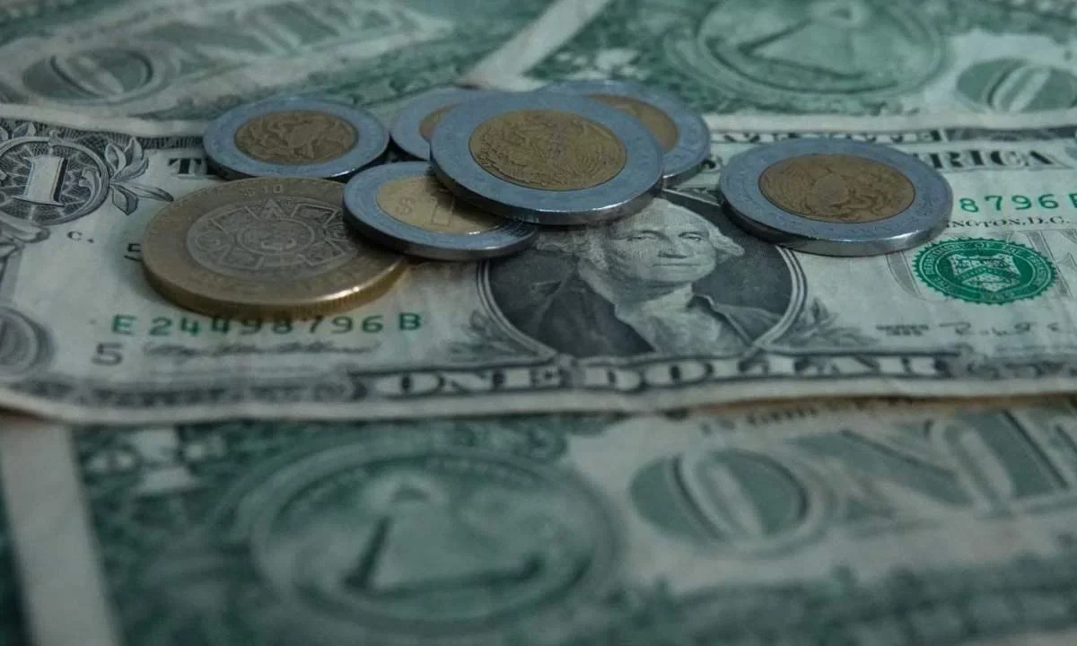 El peso mexicano cerró este miércoles en $19.02 por dólar.