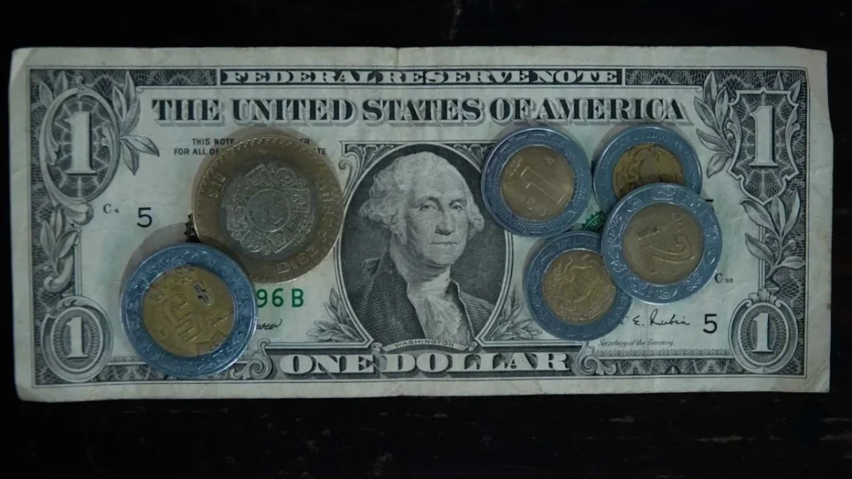 Peso cierra por debajo de las 19 unidades por dólar