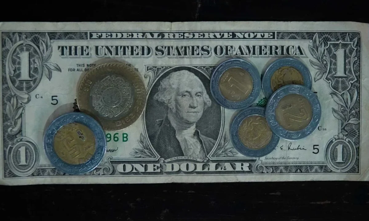 Peso cierra por debajo de las 19 unidades por dólar
