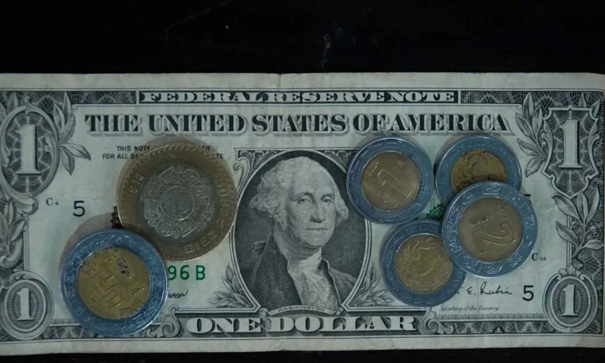 La moneda mexicana cerró la jornada con una apreciación de 0.37% o 7 centavos para rondar los 19.04 pesos por dólar.