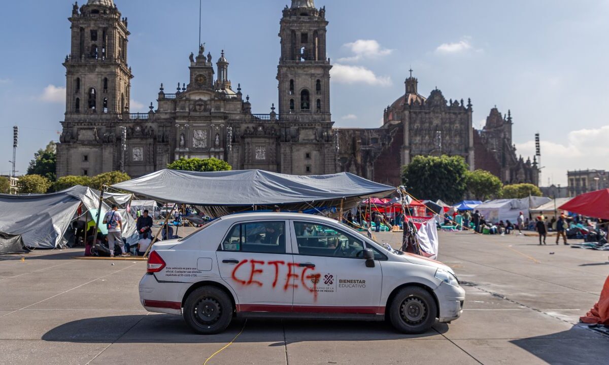Los profesores se retiraron el fin de semana; el Zócalo luce despejado, pero las afectaciones siguen para los comercios.