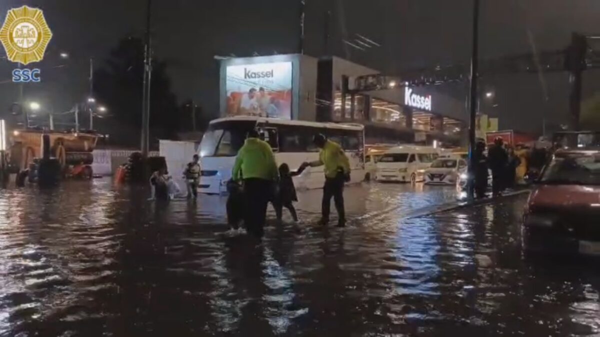 Policías brindaron apoyo a ciudadanos varados por fuertes lluvias en Calzada Ignacio Zaragoza y otros puntos de la CDMX.