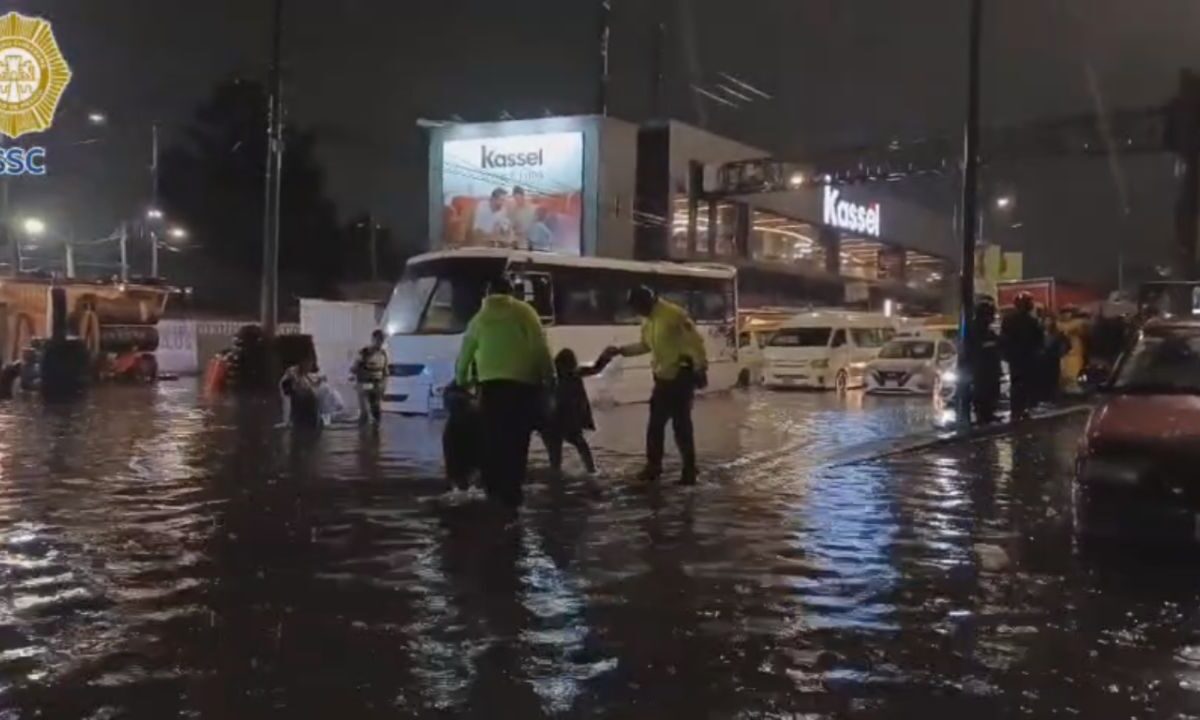 Policías brindaron apoyo a ciudadanos varados por fuertes lluvias en Calzada Ignacio Zaragoza y otros puntos de la CDMX.