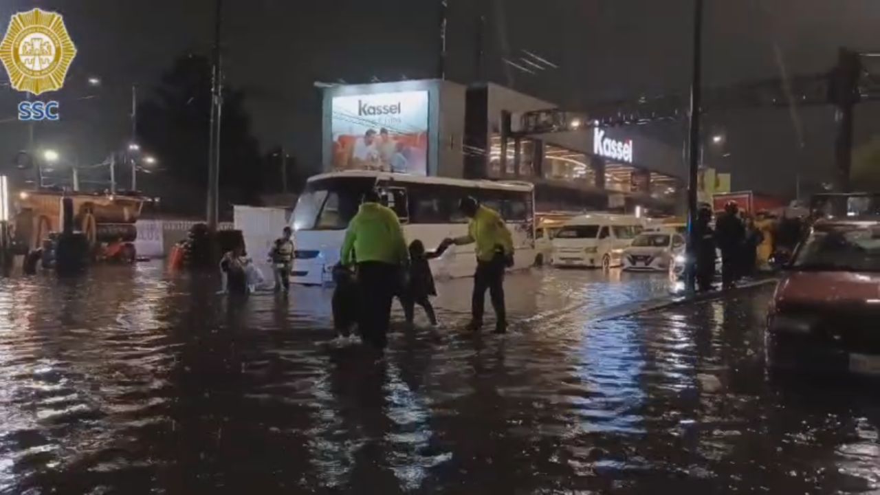 Policías brindaron apoyo a ciudadanos varados por fuertes lluvias en Calzada Ignacio Zaragoza y otros puntos de la CDMX.
