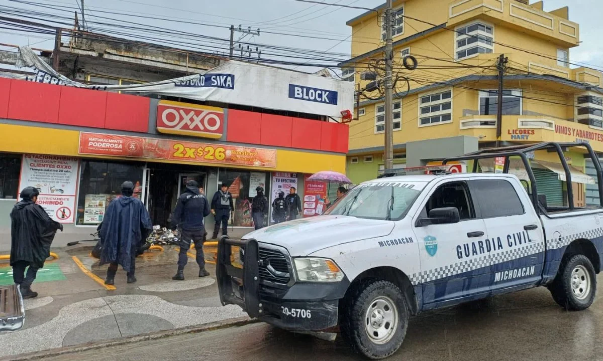 Tras los bloqueos y escalada de violencia en Zitácuaro y Tuxpan, Michoacán, autoridades municipales habilitaron albergues para foráneos.