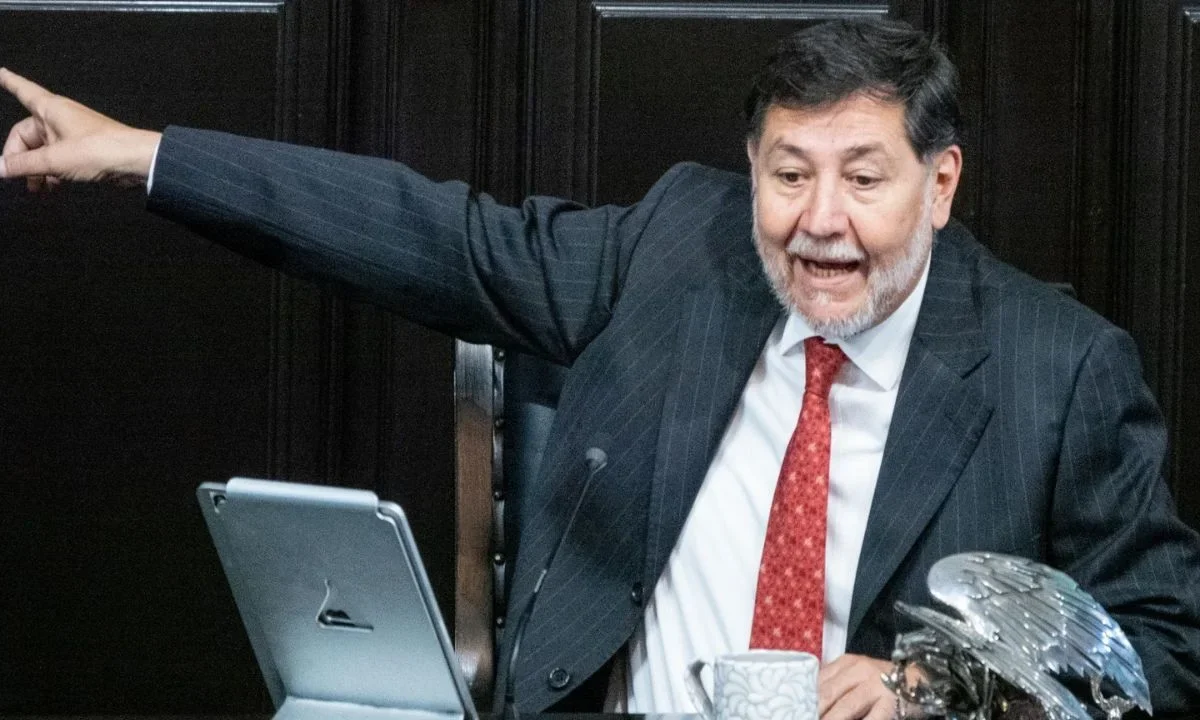 Ante la molestia de la Oposición por llamarla “vende patrias”, Fernández Noroña les pidió aguantar y no andar como “chinicuiles en comal”.