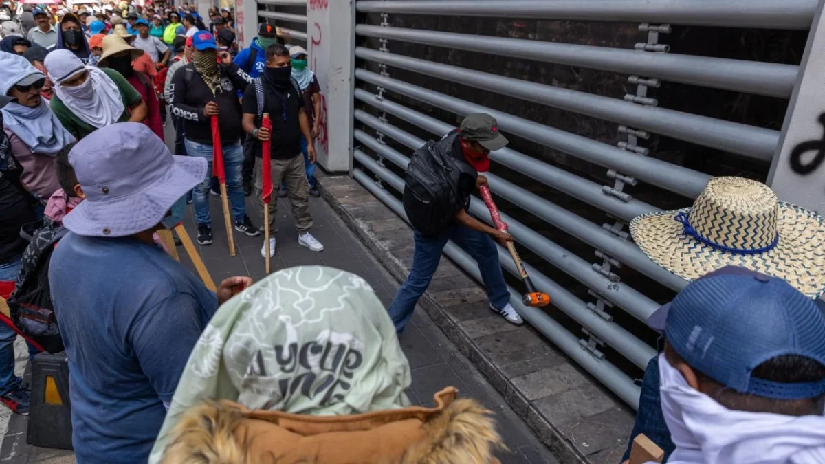 Presuntos miembros de la CETEG incendian el edificio del SNTE