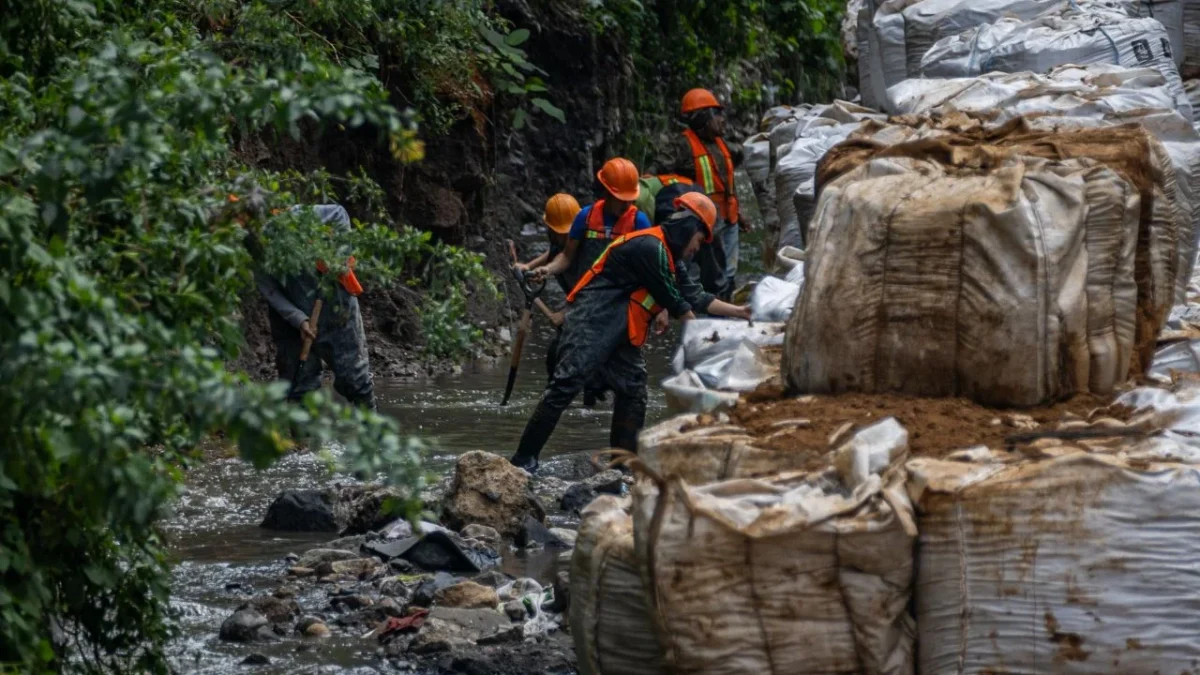 Personal de la alcaldía, con apoyo de maquinaria, arrastró los desechos acumulados; sin embargo, el desazolve continúa, ya que aún se aprecia gran cantidad de basura.