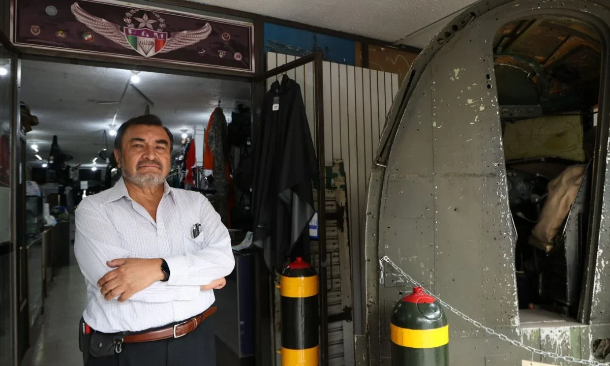 En el local, ubicado en Irolo, colonia Nativitas, alcaldía Benito Juárez, los visitantes encontrarán artículos no oficiales del Ejército Mexicano, botas y la cabina de una aeronave.
