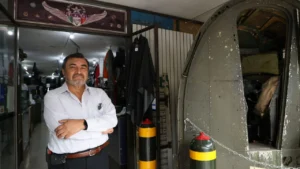 En el local, ubicado en Irolo, colonia Nativitas, alcaldía Benito Juárez, los visitantes encontrarán artículos no oficiales del Ejército Mexicano, botas y la cabina de una aeronave.