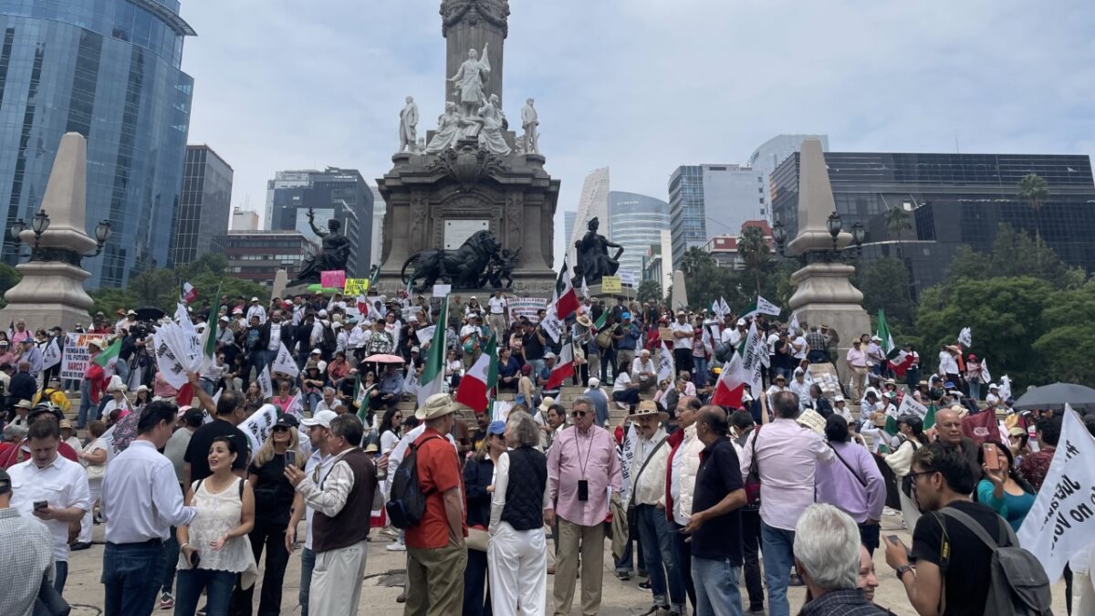 Contingente llega al Ángel de la Independencia en contra de la elección judicial