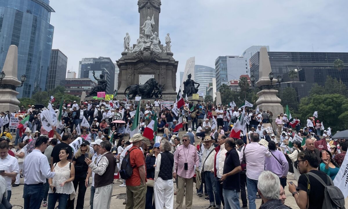Contingente llega al Ángel de la Independencia en contra de la elección judicial