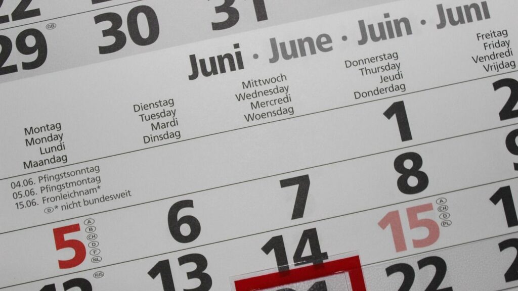 ¿Qué días festivos tiene junio 2025?