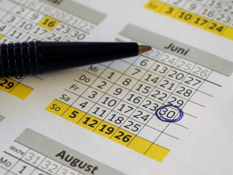 ¿Qué días festivos tiene junio 2025?