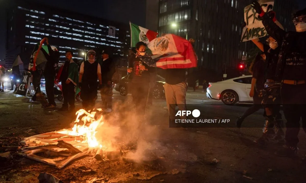 Quema de patrullas en Los Ángeles, acto de provocación más que de resistencia: Sheinbaum