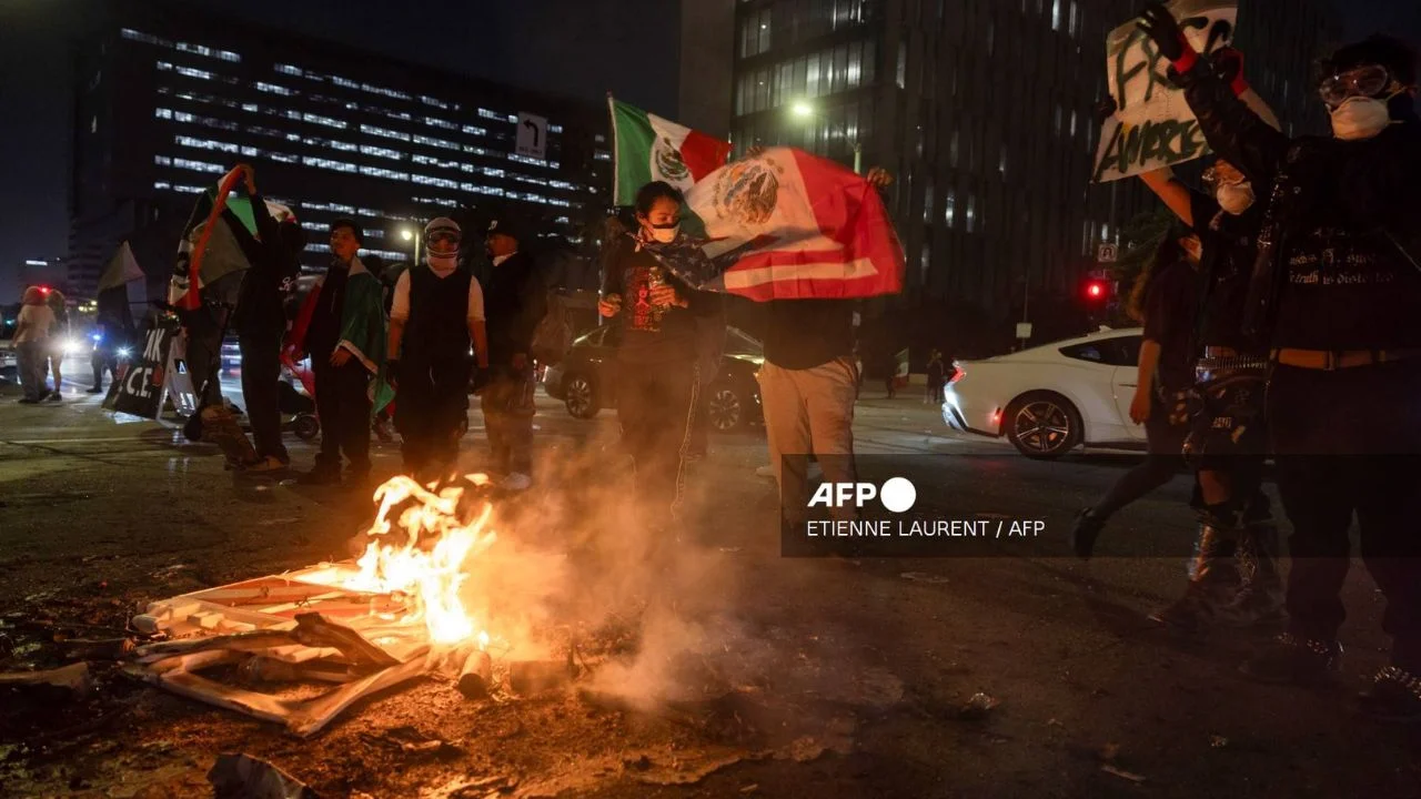 Quema de patrullas en Los Ángeles, acto de provocación más que de resistencia: Sheinbaum