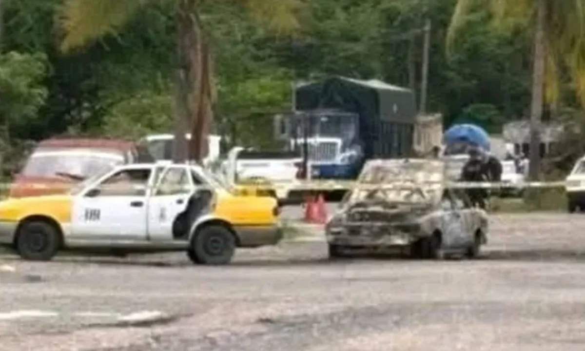 Queman 2 taxis que cubrían el servicio de El Treinta, en el Puerto de Acapulco.