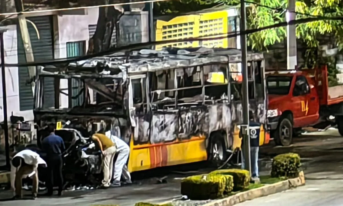 La unidad del transporte público fue incendiada en la colonia La Laja, del puerto.