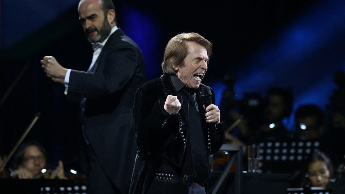 El cantante español Raphael ha sido nombrado como Persona del Año como parte de las actividades de los Latin Grammy que se realizarán el 13 de noviembre en Las Vegas.
