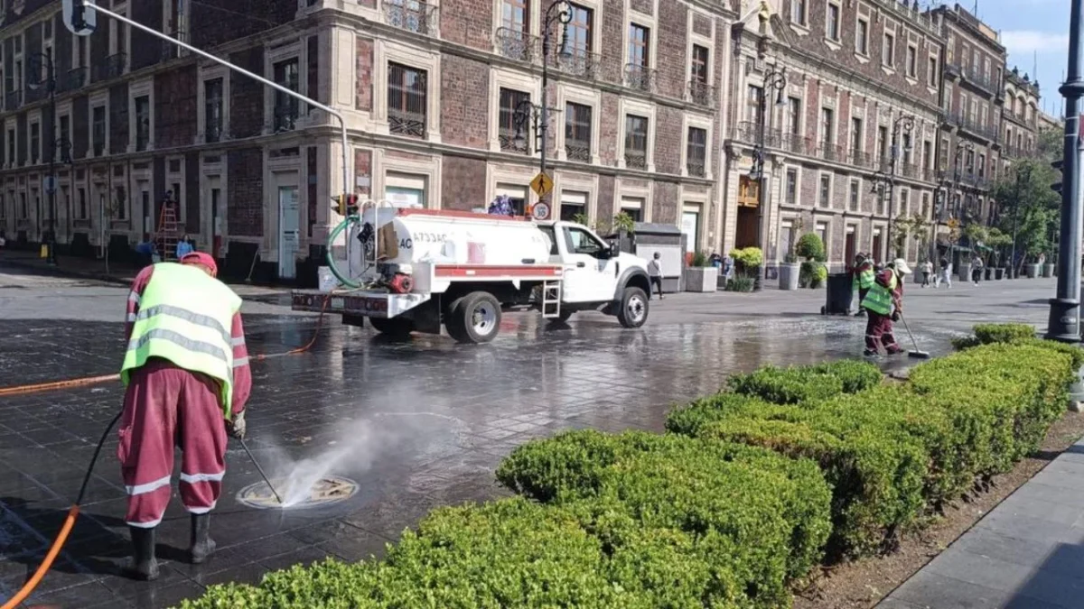 La Autoridad del Centro Histórico comenzó con la limpieza del zócalo de la CDMX, luego de que manifestantes de la CNTE retiraran su plantón.