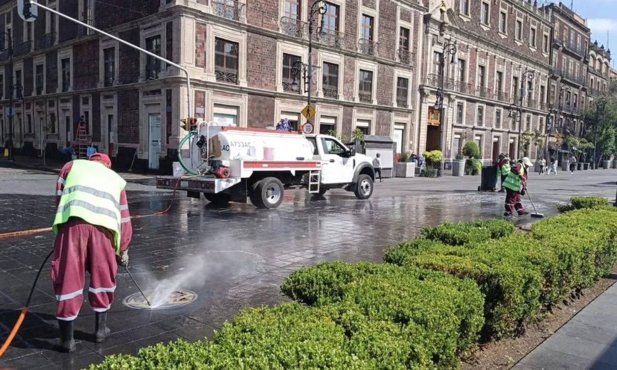 La Autoridad del Centro Histórico comenzó con la limpieza del zócalo de la CDMX, luego de que manifestantes de la CNTE retiraran su plantón.