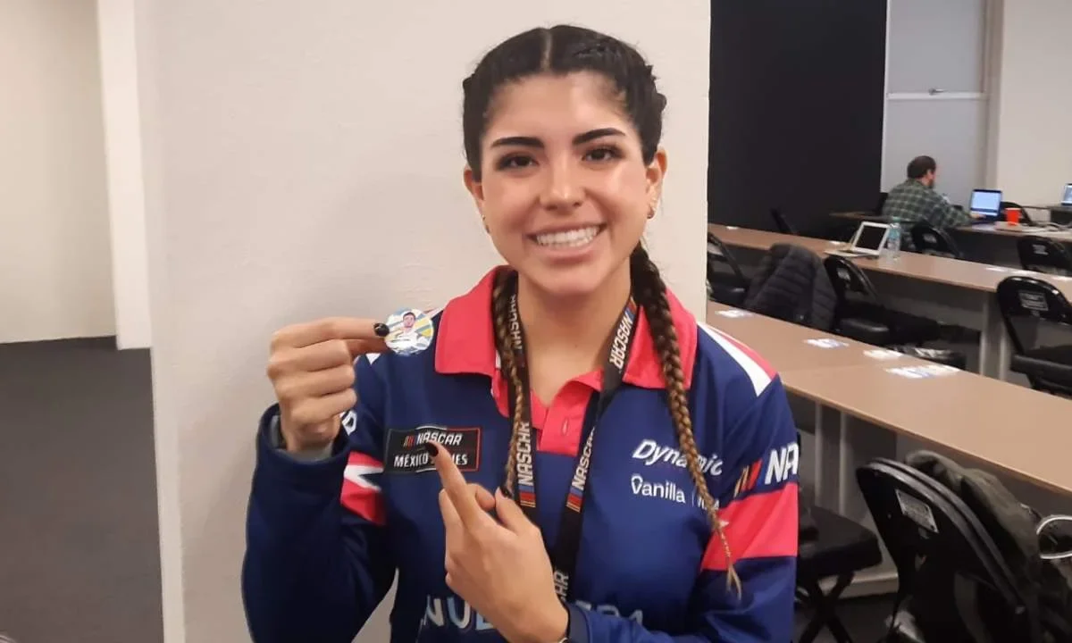 La piloto mexicana, Regina Sirvent, disfruta del Nascar Mexico City Weekend.