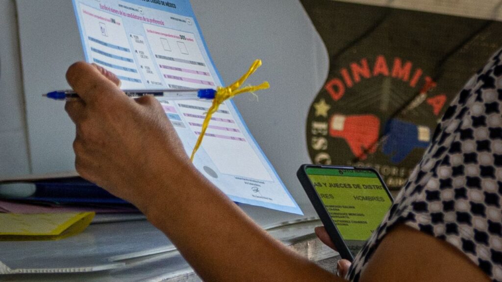 Este domingo, en redes sociales se difundió un video supuestamente grabado por funcionarios electorales de Sinaloa, mostrando bloques completos de boletas marcadas.