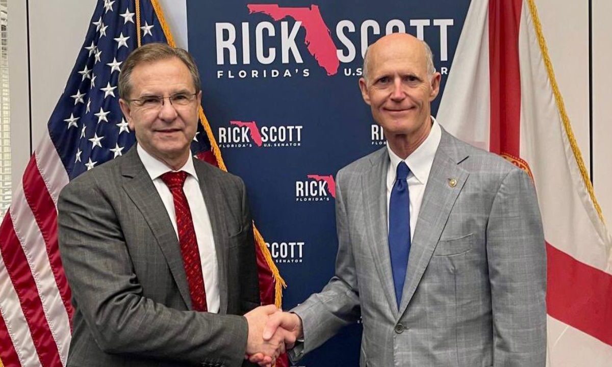 Las remesas que mandan los migrantes a sus familias no deben verse como pérdida de recursos para EU. Así lo señaló Esteban Moctezuma Barragán, embajador de México en EU tras su encuentro con el líder de los senadores republicanos, Rick Scott.