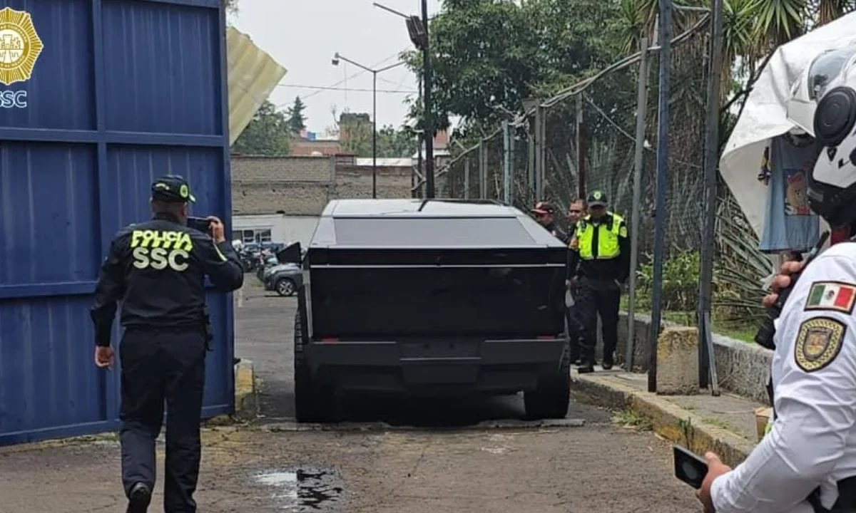 Agentes de control de tránsito llevaron al corralón la Cybertruck del jugador del América Igor Lichnovsky, por estar mal estacionado.