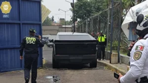 Agentes de control de tránsito llevaron al corralón la Cybertruck del jugador del América Igor Lichnovsky, por estar mal estacionado.