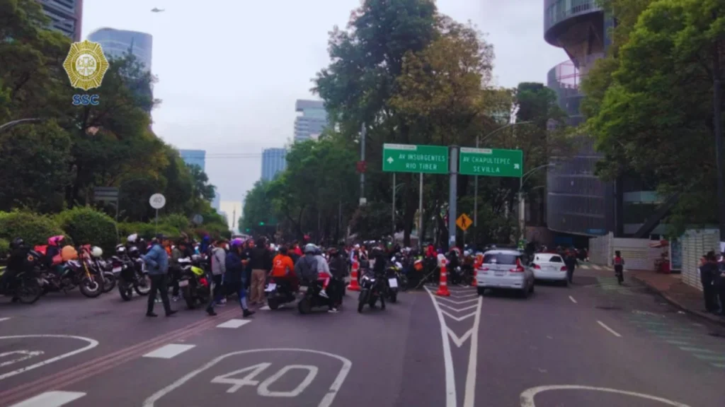 Repartidores de plataformas digitales realizan bloqueos en Paseo de la Reforma y Circuito Interior para exigir claridad por reforma laboral.