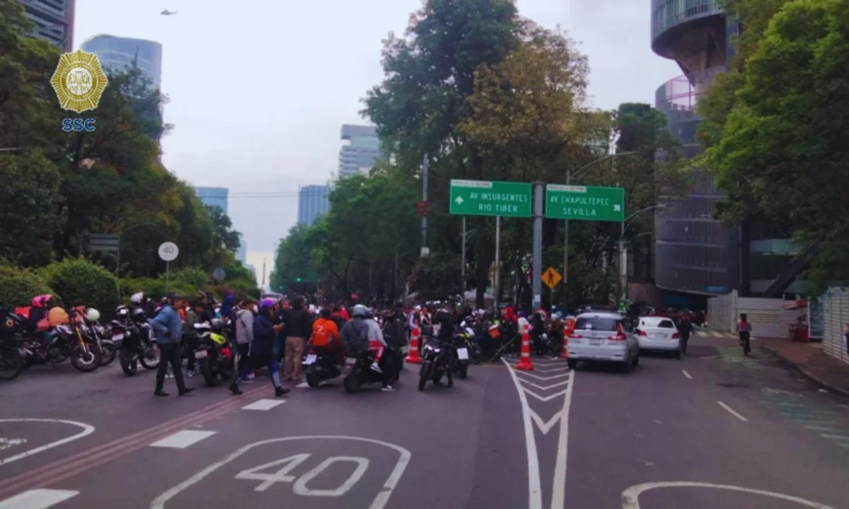 Repartidores de plataformas digitales realizan bloqueos en Paseo de la Reforma y Circuito Interior para exigir claridad por reforma laboral.