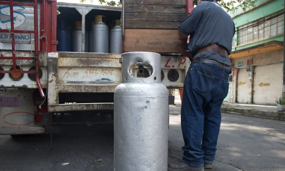 Repartidores de gas LP en México por calles de la capital del país.