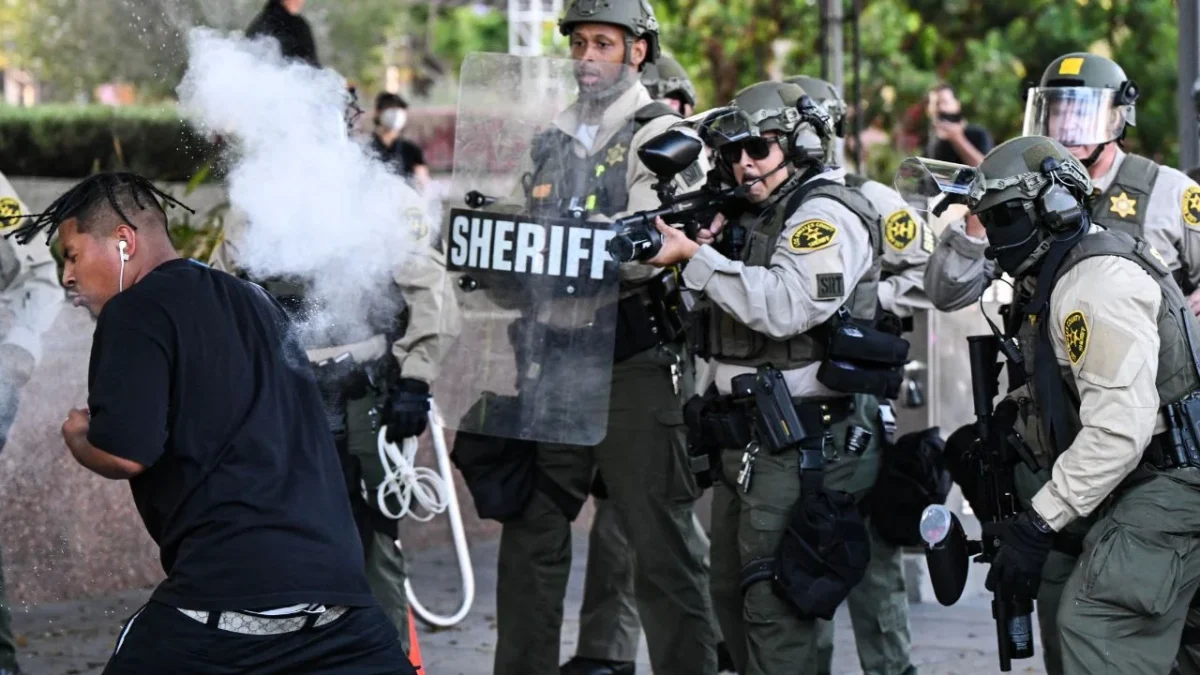 La narrativa antimigrnate de Donald Trump sostiene que las protestas representan una “amenaza violenta para la nación”