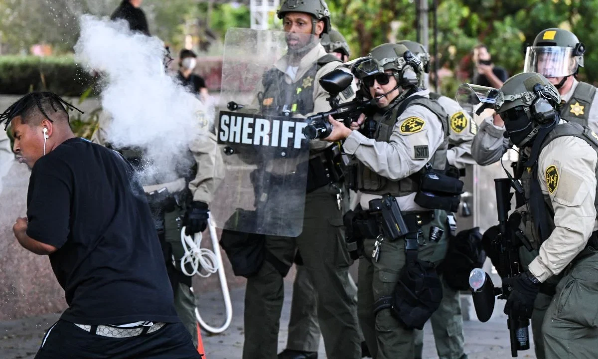 La narrativa antimigrnate de Donald Trump sostiene que las protestas representan una “amenaza violenta para la nación”