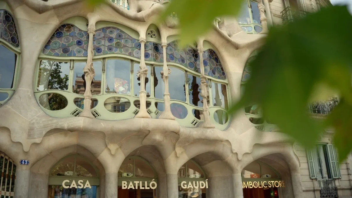 La Casa Batlló de Barcelona recuperó su fachada y patio traseros originales, tras una restauración de 3.5 millones de euros.