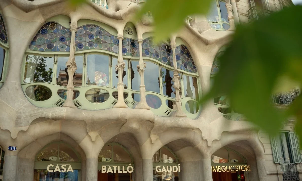 La Casa Batlló de Barcelona recuperó su fachada y patio traseros originales, tras una restauración de 3.5 millones de euros.