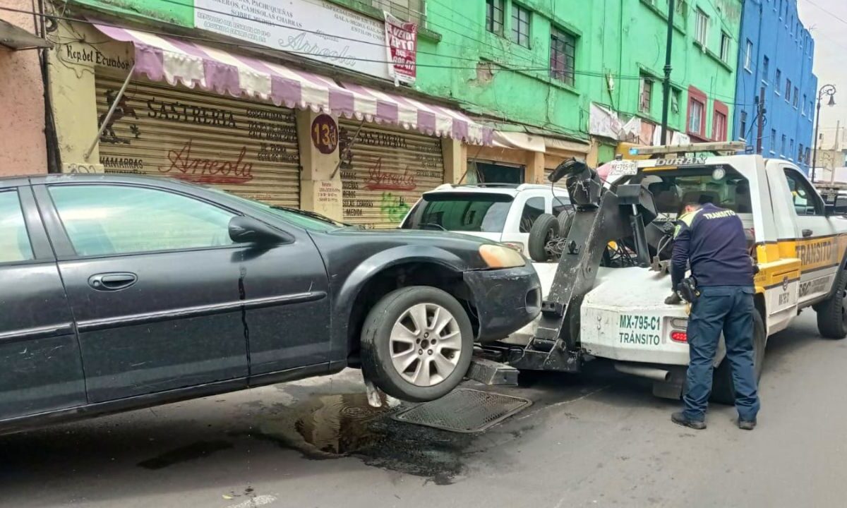 Alcaldía Cuauhtémoc logra el retiro de 57 vehículos abundados, en operativos de chatarrización en calles de la demarcación.