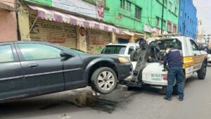 Alcaldía Cuauhtémoc logra el retiro de 57 vehículos abundados, en operativos de chatarrización en calles de la demarcación.