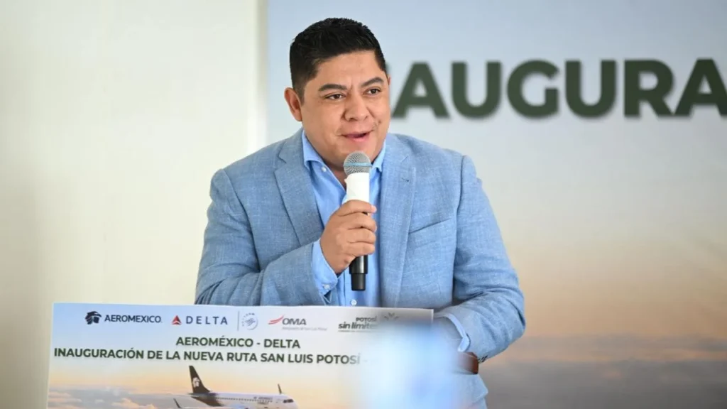 Ricardo Gallardo durante la inauguración de la nueva ruta área en SLP.