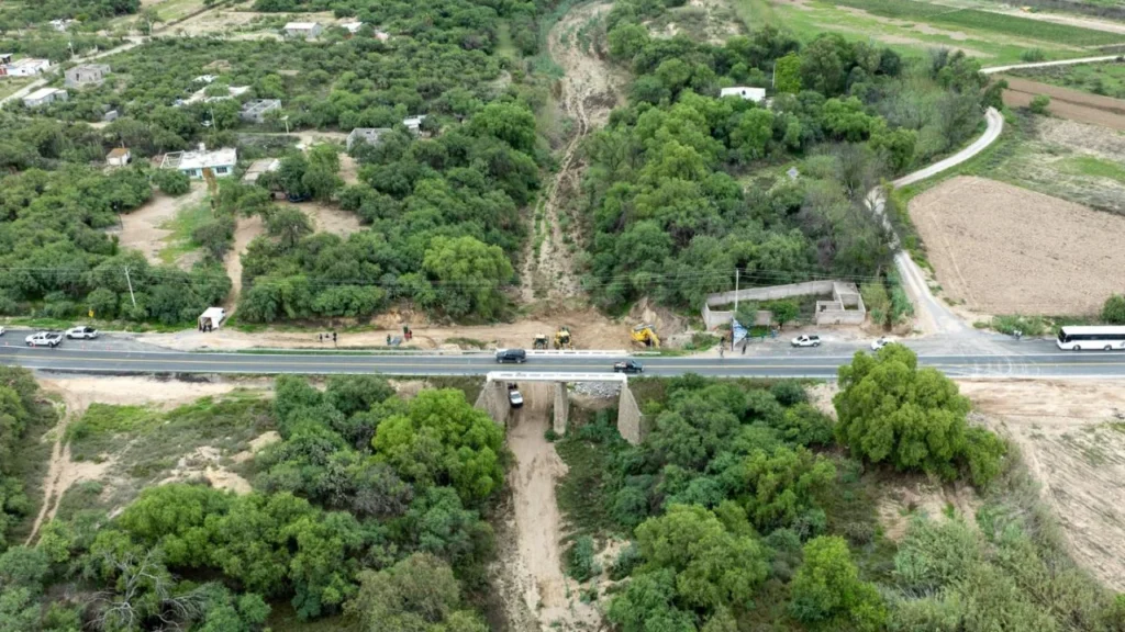 El Gobernador de San Luis Potosí, Ricardo Gallardo, inició las obras de un nuevo puente, más cómodo y más amplio en el río “La Parada”.