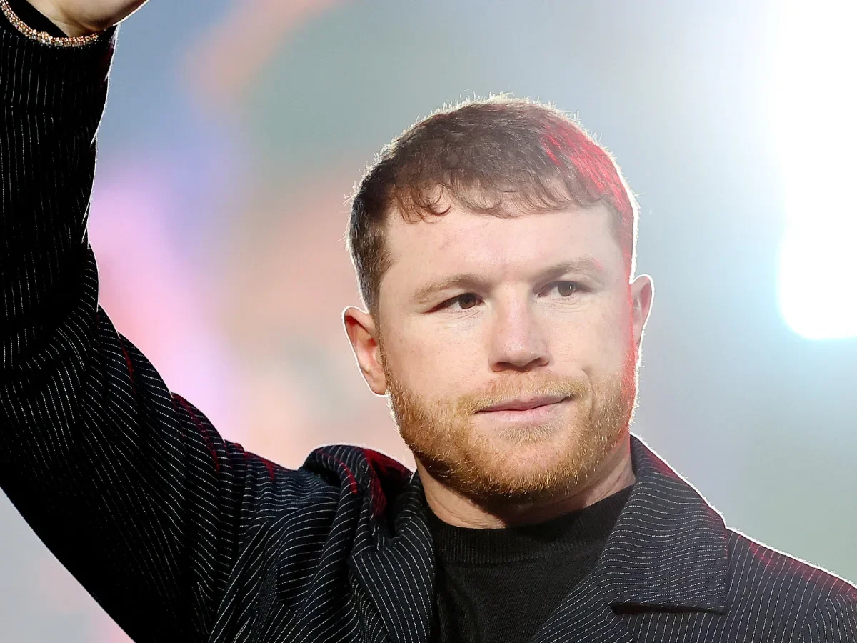 Durante la ceremonia de presentación oficial de la pelea entre Saúl Canelo Álvarez y Terence Crawford, hubo algunas molestias que derivaron en empujones.